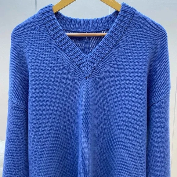 100% cashmere V-neck sweater